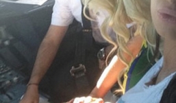 Cơ trưởng “thác loạn”với người mẫu khiêu dâm trên máy bay